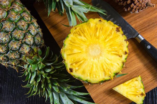 凤梨里面是籽还是虫，凤梨里面的是黑籽还是虫卵（现在还有多少人不知道菠萝和凤梨的关系）