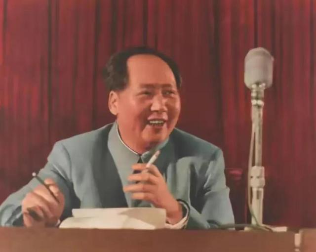 在生产力和生产关系这对矛盾中， A.生产力的性质决定生产关系的性质B.生产力的变化落后（《矛盾论》精解第四十六章）