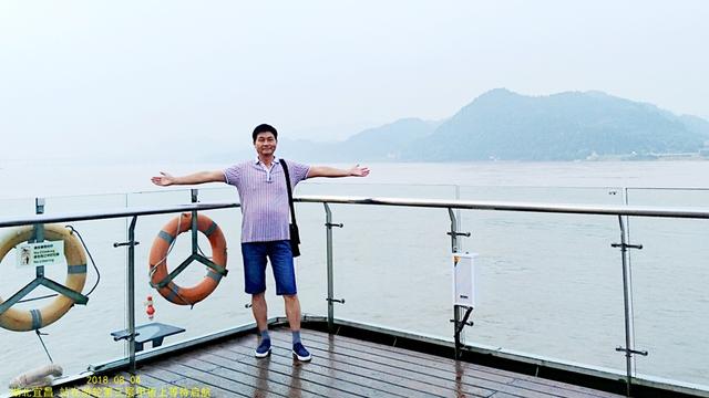 葛洲坝和三峡大坝，长江的水利枢纽三峡葛洲坝（湖北宜昌：乘船过葛洲坝）