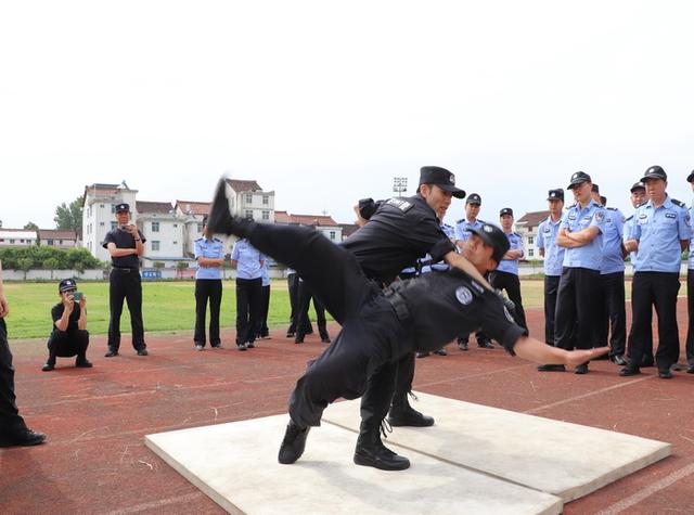 先进事迹怎么写，员工先进事迹怎么写（忠诚履职为平安——勉县公安局巡特警大队李靖同志先进事迹）