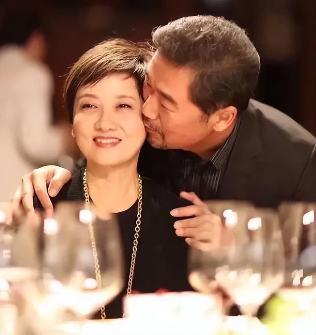 张国立的婚姻史，张国立与罗秀春离婚34年