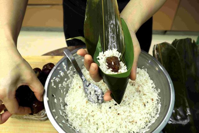 三角粽怎么包，三角粽怎么包慢动作（加凉水还是开水）