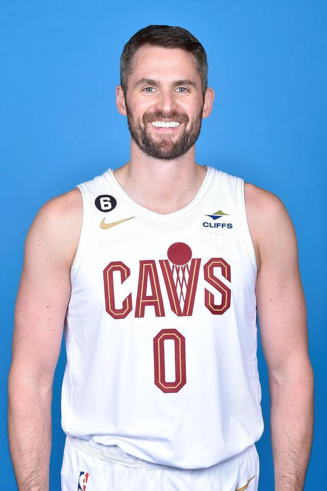 骑士队球员名单，骑士队现在的球员名单（NBA新赛季骑士队晒出首发五虎定妆照）