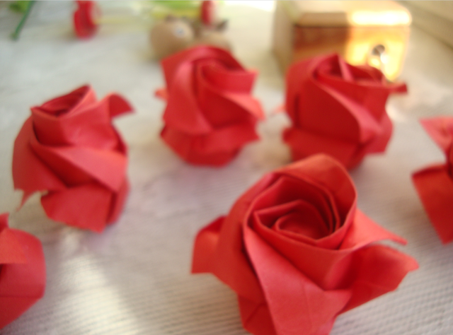 怎么用纸剪花朵，怎么用纸剪花朵视频（玫瑰花的折法）