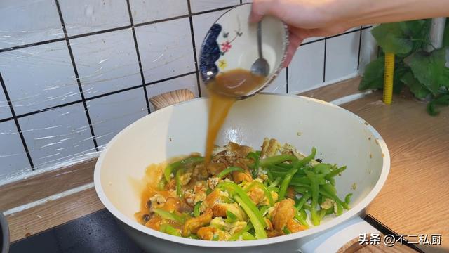 青椒炒蛋的做法，青椒炒鸡蛋的做法（偷学60岁厨师青椒炒鸡蛋的做法）