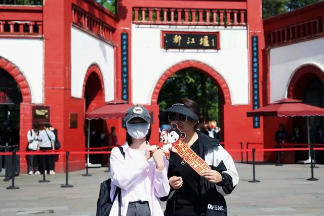 成都市青城山都江堰旅游景区，这个五一青城山-都江堰景区超火爆