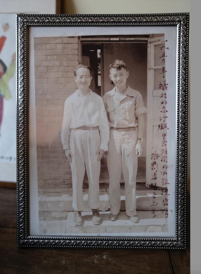 名人笑对挫折的事例简述，名人挫折的简短小故事50字左右（黄永玉：人只要笑，就没有输）