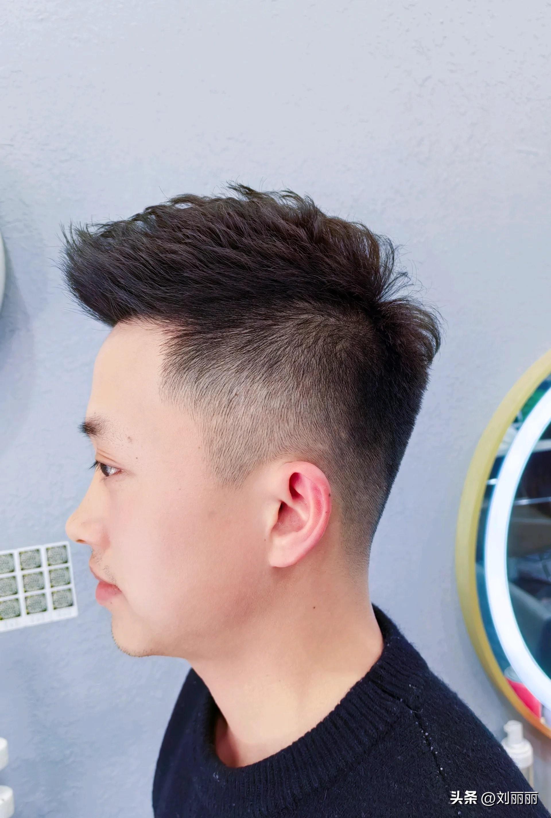 总之,两侧铲短男士发型非常适合那些喜欢简单,干净,整洁和方便的男性