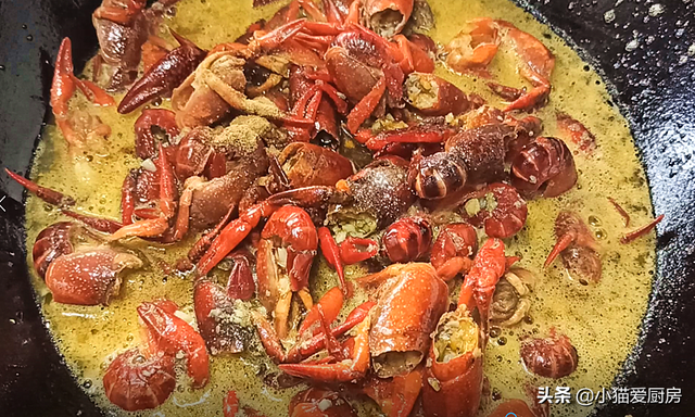 小龙虾的做法大全 蒜蓉小龙虾六步做法，小龙虾的做法大全（就是汤汁拌饭也特别香）