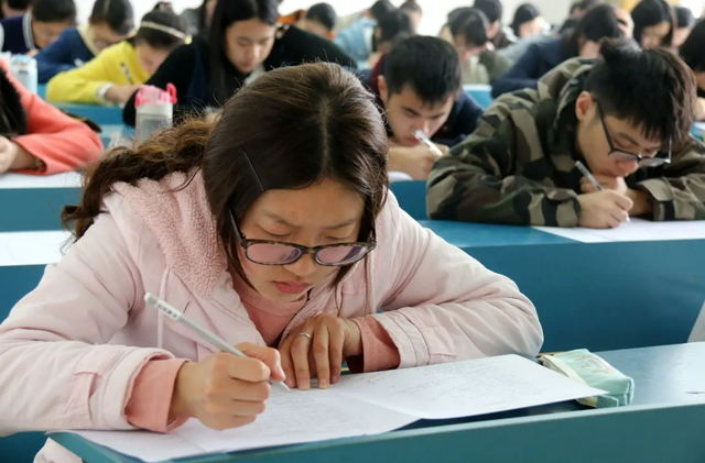 学霸型女生的性格，12星座五大学霸女（老师讲述班里学霸的状态）
