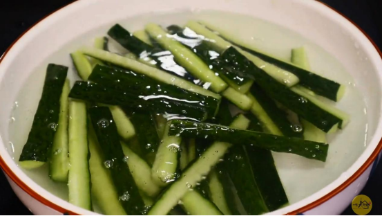 黄瓜炒肉怎么做，肉片炒黄瓜怎么做好吃（技巧和秘诀都教给你）