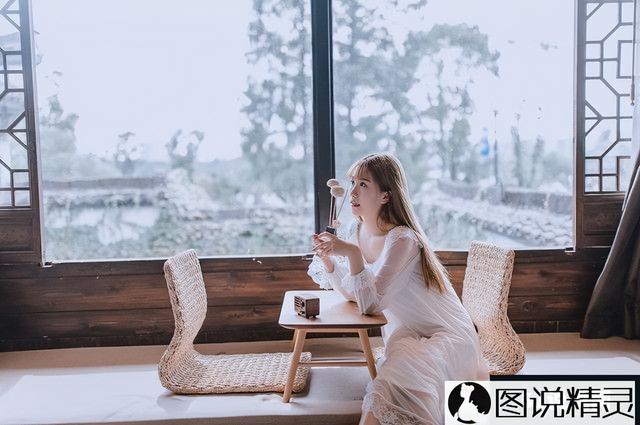 爱一个人不想放手的句子，爱一个人不得不放手的句子（永远忘不掉某人的心情说说-图说精灵）