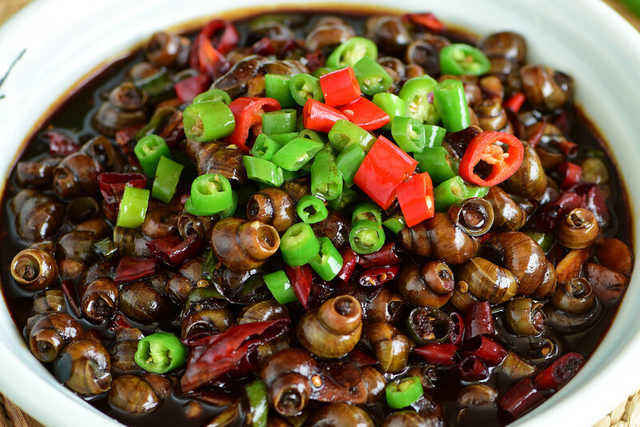 田螺肉怎么炒好吃，田螺煲怎么做好吃（偷偷多加1味料）