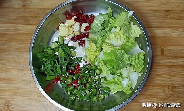 干茶树菇怎么吃，干茶树菇可以怎么吃（教你在家做干锅茶树菇）