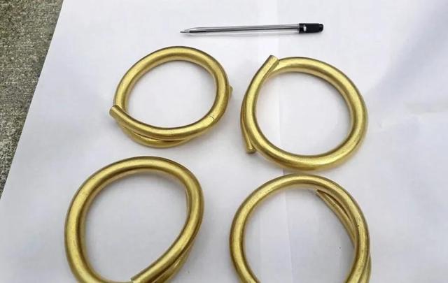 五周年纪念金手镯，五周年纪念日（2018年农民挖排水沟时意外挖出4只金手镯）