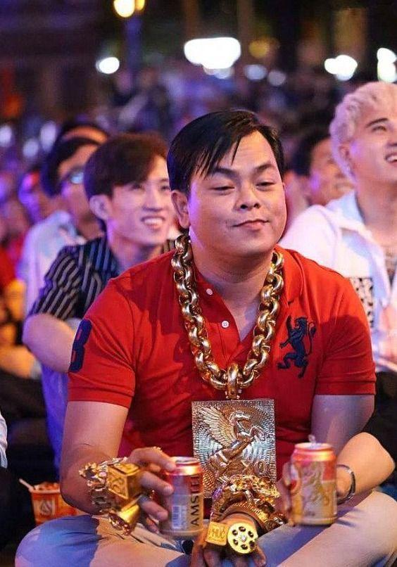 不同于女性,中年男人若是穿金戴银,就会给人一种"暴发户"的既视感;加