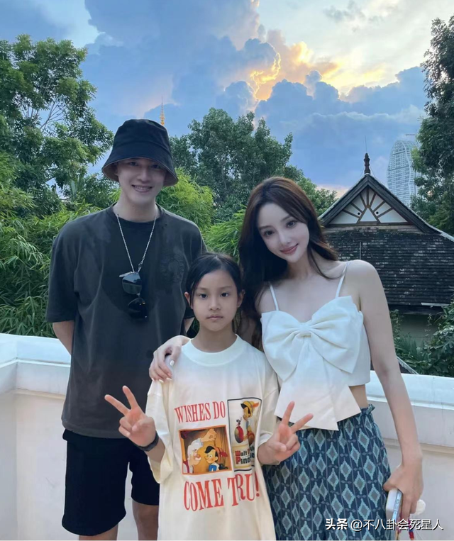 40岁李小璐穿露腰装现身寺庙，离婚3年身材越来越火辣