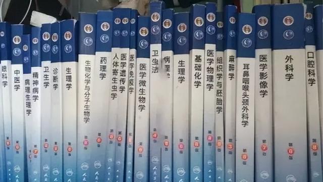 住院医师要干几年，几年可以当住院总医师（有些人职业寿命止于30多岁）