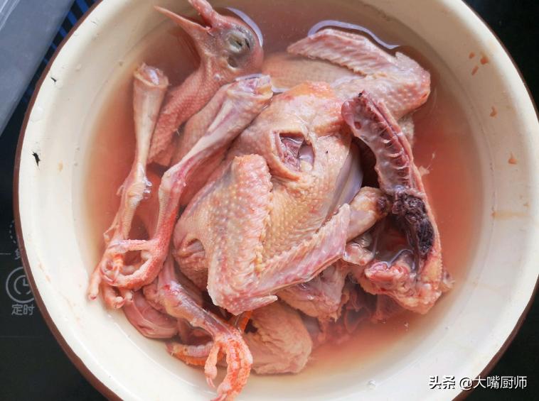 炖鸽子汤放什么材料好吃最补身体，做鸽子汤最正宗的做法