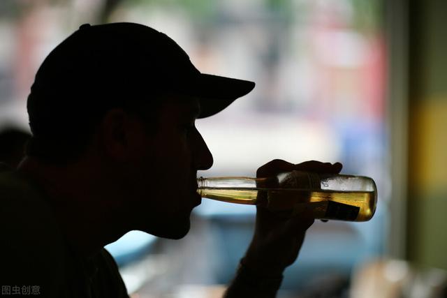 长期喝酒精神失常症状有哪些，长期酗酒导致的精神病（喝酒能喝出精神病，甚至致命）