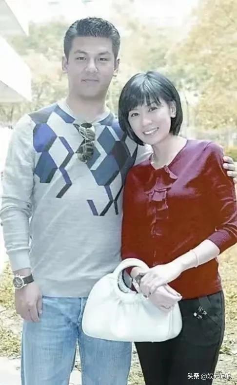 贾静雯女儿咘咘，贾静雯女儿咘咘现在长大的样子（7岁咘咘戴600度眼镜气质大变）