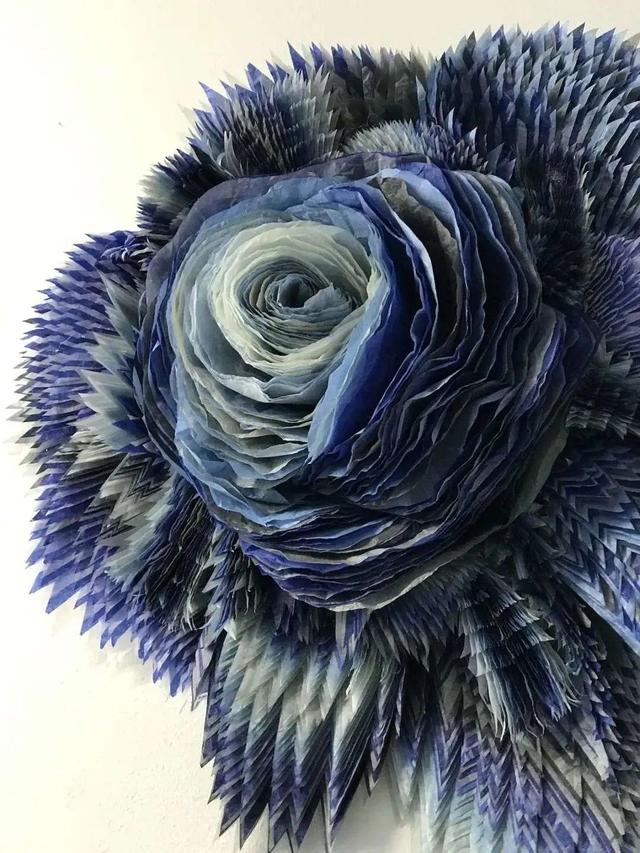 用卫生纸怎么做花，怎样用卫生纸做白花（她用纸种花，美成了童话）