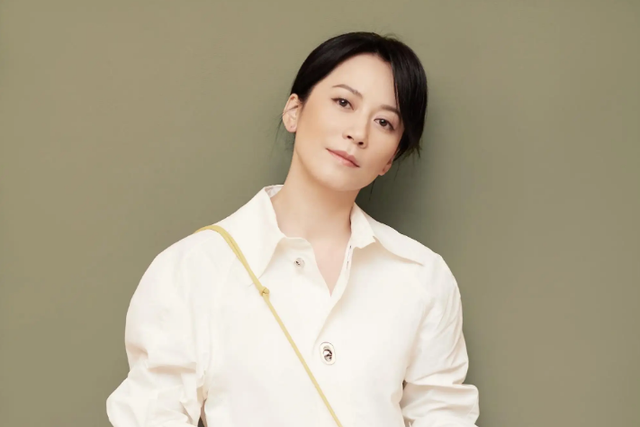 气质和教养是装不出来的，内心很干净人的特点（她的五官和轮廓是所有女演员中最美的）