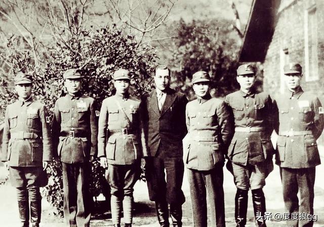 八路军参谋长是谁，八路军三个师长是谁（1949年为何是林彪下级）