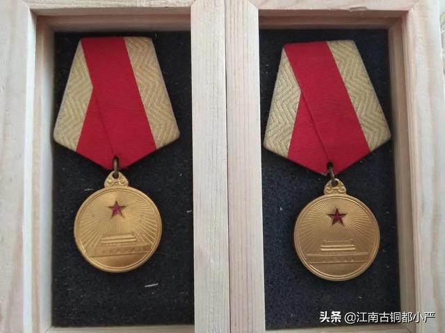 該紀念章的核心是志願軍戰士形象和70束光芒,周圍是和平鴿,水紋以及