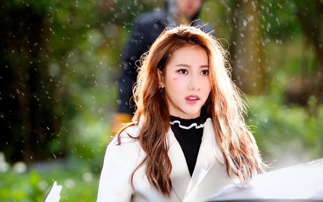 乌龙闯情关主题曲，抖音最火100首歌曲（歌红人不红的9位歌手）