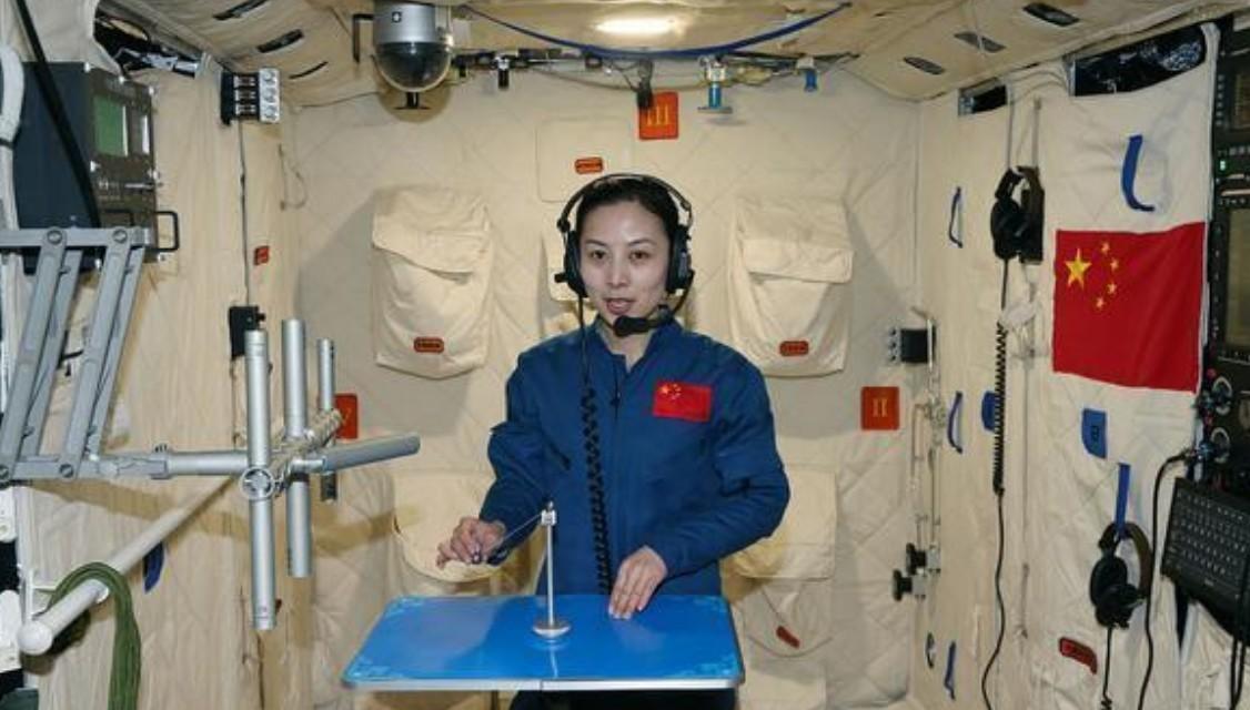 国际空间站女航天员图片