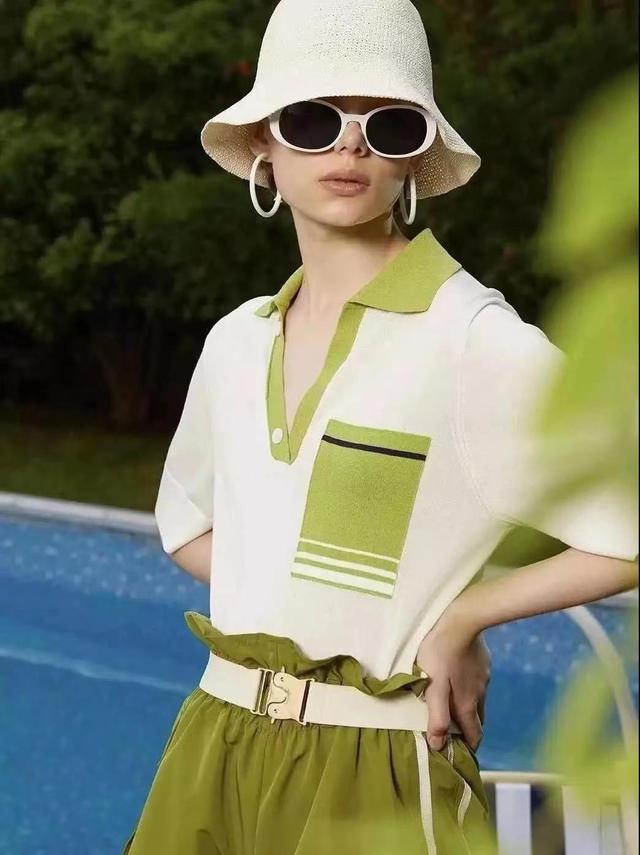 皮肤偏黑适合穿什么颜色的衣服，肤色偏黑适合穿什么颜色的衣服（肤色黝黑的中年女人）