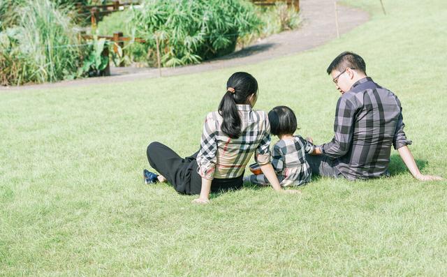 孩子早恋怎么办，如果发现女孩子早恋怎么办（孩子早恋了我们应该怎么办）