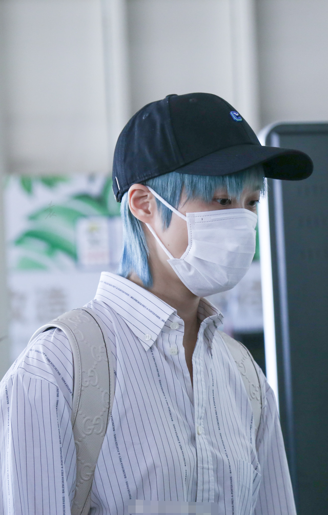 刚染完蓝黑很蓝怎么办，蓝黑染出来偏蓝怎么办（38岁李宇春现身三亚）