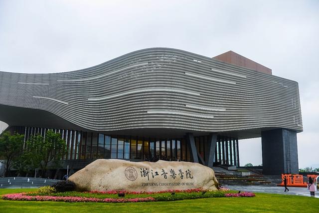 大连艺术学院怎么样，大连艺术学院宿舍（只要一对照就知道该不该选）