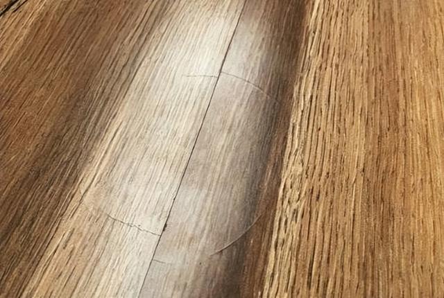 强化地板如何修补，强化地板如何修补好看（木地板修复电话丨木地板损坏了怎么办呢）