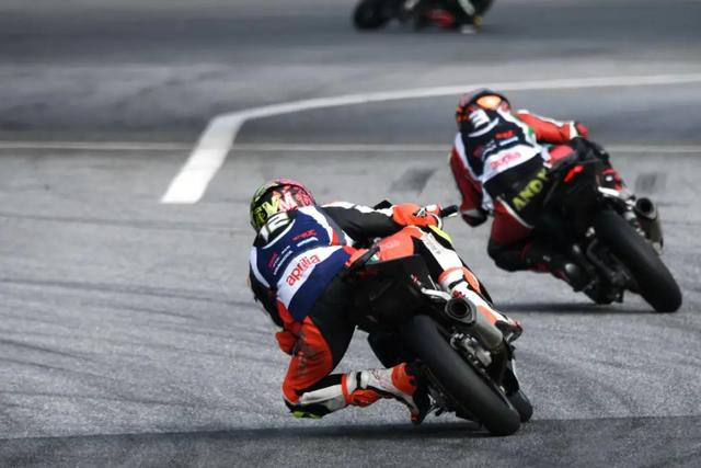 如何成为一名职业赛车手，怎么成为职业赛车手（原来普通人也可以成为专业车手）