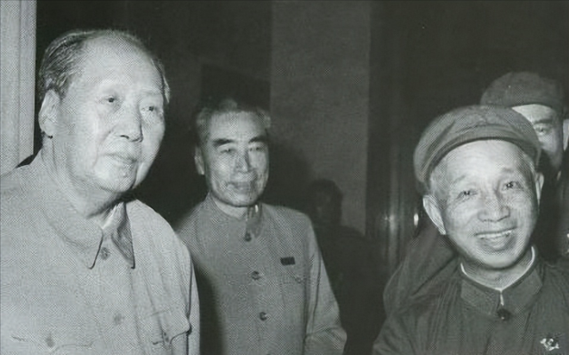 1956年，毛主席对台湾未来的精准预言，指出“只有两条出路”