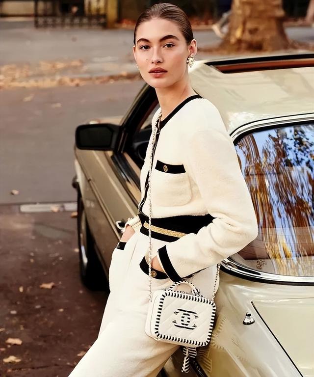 小香风套装里面配什么内搭好看，为什么你的“小香风外套”
