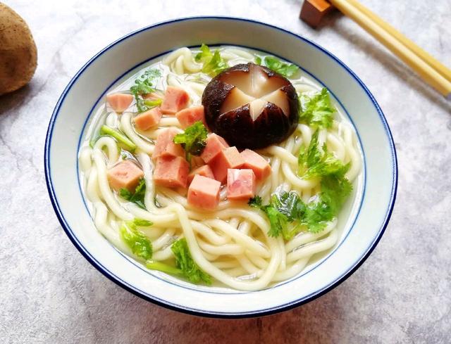 香菇鸡汤面做法，鸡肉香菇汤面的做法（天冷就馋这一口香菇鸡汤面）