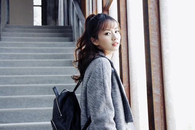 乌龙闯情关主题曲，抖音最火100首歌曲（歌红人不红的9位歌手）