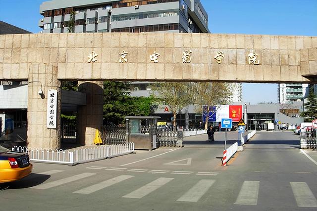 大连艺术学院怎么样，大连艺术学院宿舍（只要一对照就知道该不该选）