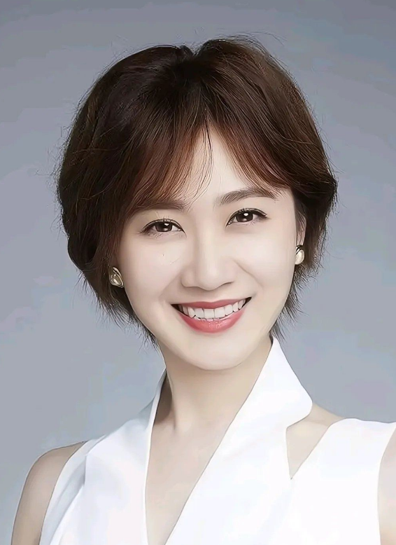 刘海怎么扎上去好看，齐刘海怎么扎头发好看（头发少的女人这样扎头发）