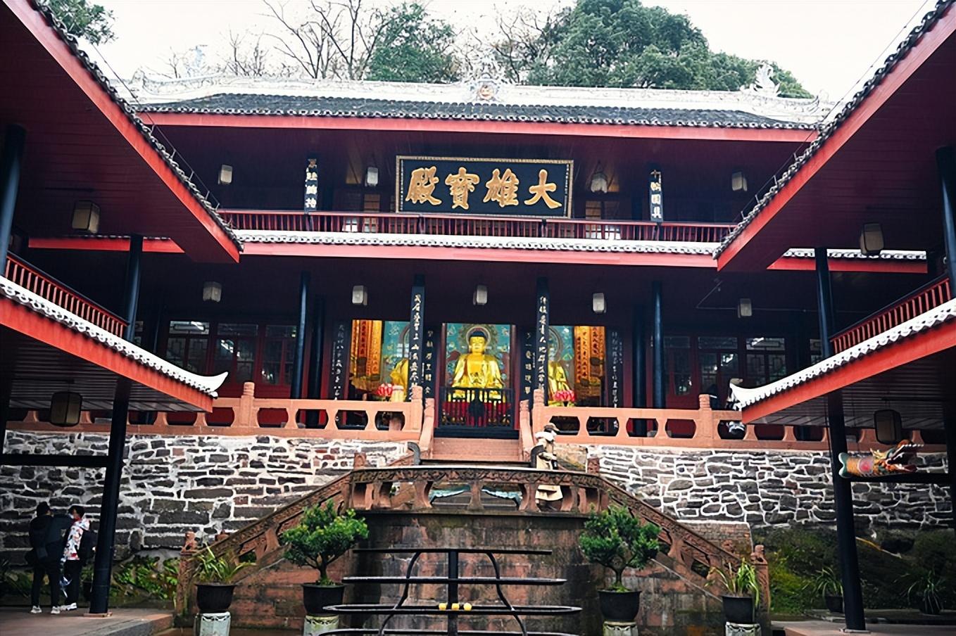 萬年寺是峨眉山八大寺廟之首,也是峨眉山歷史上最悠久的寺廟,最遠可以