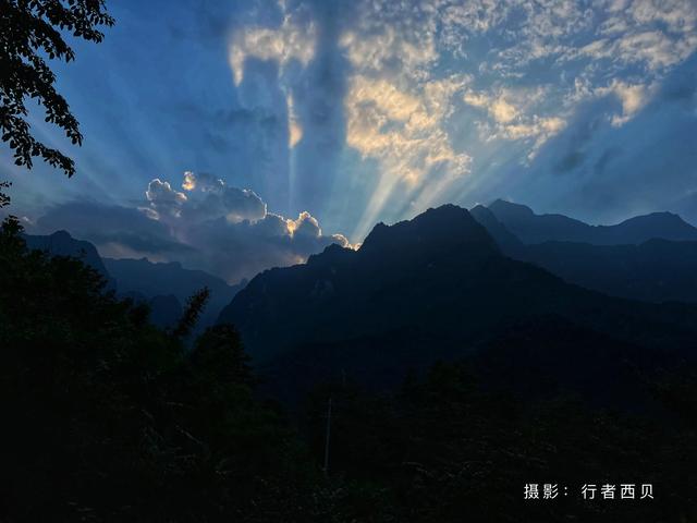 落日余晖是什么意思，“落日余晖（落日余辉）