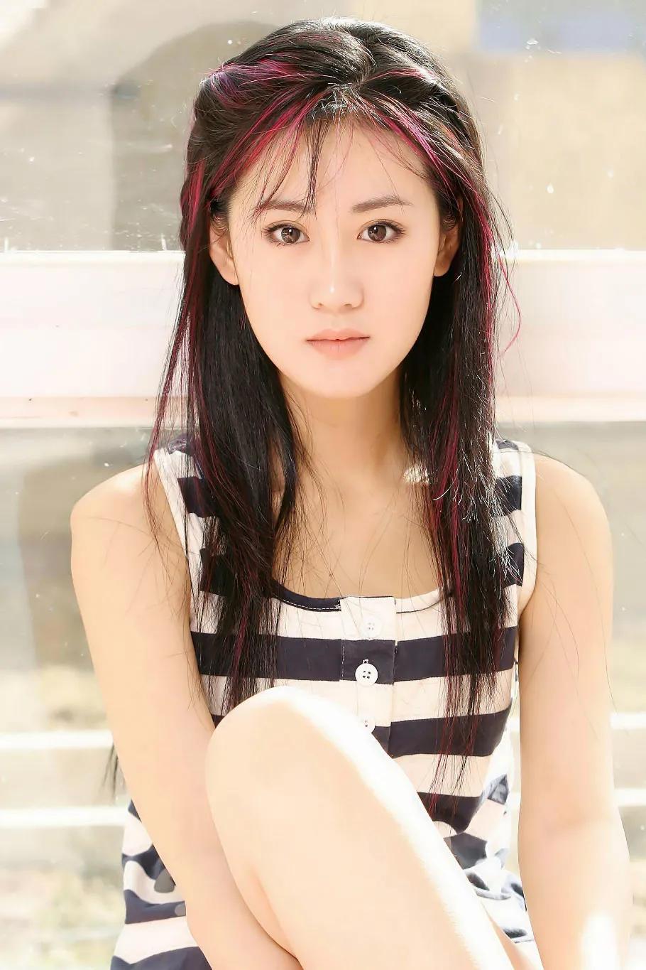 可惜了于咏琳这么高的颜值,她既能驾驭现代装,又能驾驭古装,本来演