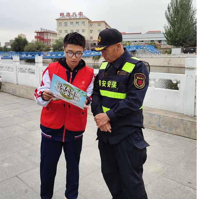 厨余垃圾桶的颜色，厨余垃圾桶颜色是什么色（垃圾分一分）