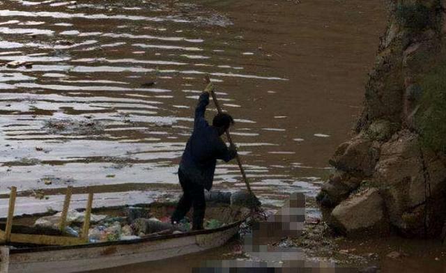 黄河捞尸人，黄河捞尸人捞死尸图片（用烟味掩盖身上的“尸臭”）
