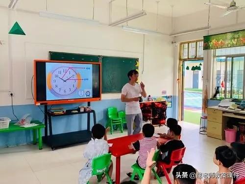 幼儿园教案《认识时间》，认识时间学前班教案（屈老师中班数学教案《认识钟表》）