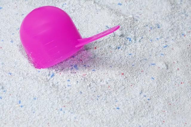 白色衣服发黄怎么办，白色衣服发黄怎么洗才能变白（白色衣服发黄别用漂白水了）